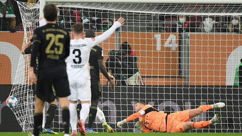 Der Ball zappelt im Netz: André Hahn (nicht im Bild) trifft zum zwischenzeitlichen 2:0 für den FC Augsburg.