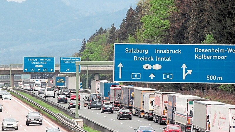 Typisches Bild: Lastwagen stauen sich auf der Autobahn Richtung Brenner - auch wegen der Blockabfertigung. Am Donnerstag gab es ein Krisentreffen, das zumindest ein bisschen Bewegung in den Streit gebracht hat.