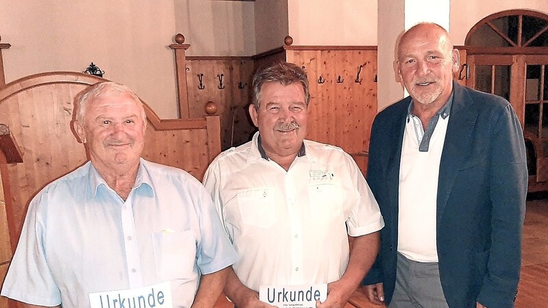 TSV-Vorsitzender Wieland Scheer (rechts) mit den neuen Ehrenmitgliedern des TSV (v.l.) Josef Niedermaier und Bernd Todtenbier. Auf dem Bild fehlt Karl Schapfl.