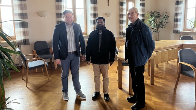Bürgermeister Andreas Eckl, Pfarrer Johnson Kattayil und Kirchenpfleger Ferdinand Klement.