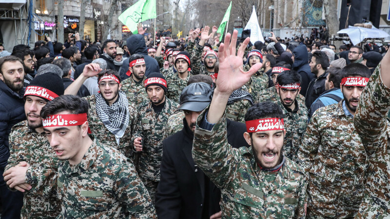 Mitglieder der iranischen paramilitärischen Basij-Miliz nehmen an einem Trauerzug für den ranghohen iranischen Generals Soleimani am Felestin Platz teil. Die EU wird nach Angaben von Bundesaußenministerin Baerbock Sanktionen gegen die iranische Sittenpolizei verhängen.