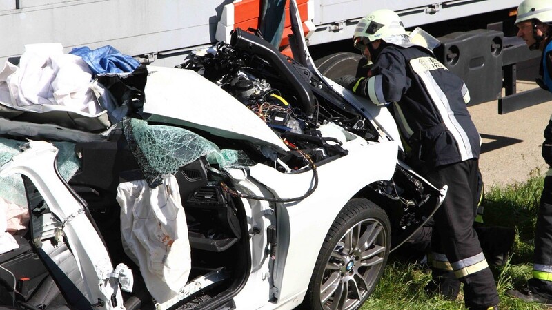 Etwa 300 Meter wurde der Firmenwagen unter dem Lkw-Anhänger mitgeschleift. Der Fahrer aus München starb sofort. (Foto: Daylight)