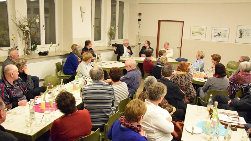 Im Bonhoeffer-Saal kamen nach dem Gottesdienst etwa 50 Gäste zusammen, um weiter zu diskutieren.