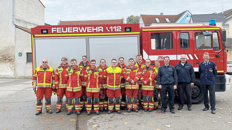 Fitgemacht in der "Truppmann"-Ausbildung haben sich diese Kameradinnen und Kameraden der Mainburger Feuerwehr.