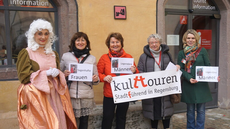 Gästeführerinnen von kulttouren gemeinsam mit der unglücklichen "Frau Löschenkohl" (li.).
