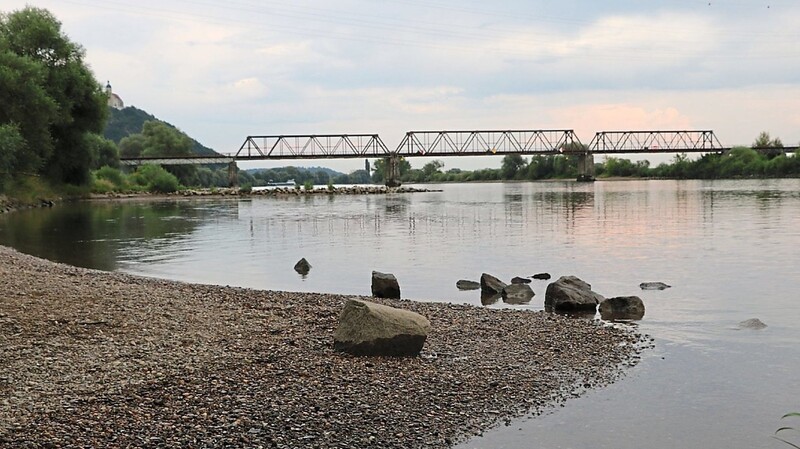 Laut ersten Erkenntnissen wollte sich die 13-Jährige mit zwei Freundinnen in der Donau abkühlen, wurde dann aber von der Strömung mitgerissen.