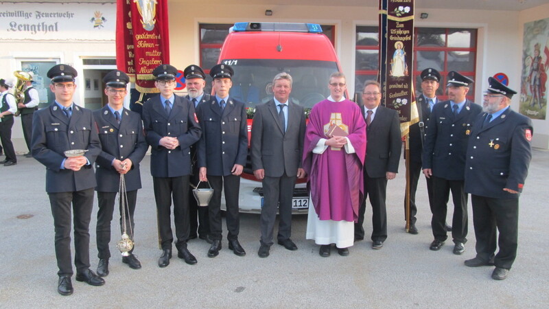 Die Bürgermeister Baierl und Kargel mit Vorstand Spinnler, Kommandant Schrauzer und Feuerwehrkameraden mit Pfarrer Hausner vor dem neuen Mehrzweckfahrzeug.