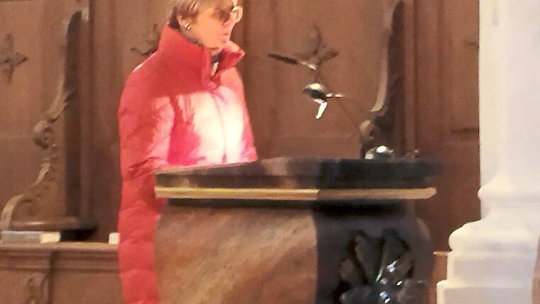 Die Leiterin der Pfarrsenioren, Heidi Stadler, erfreute die Zuhörerschar mit gekonnt vorgetragenen Gedichten und G'schichtln.