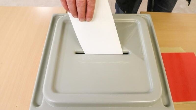 Eine Person wirft einen Stimmzettel in eine Wahlurne. Foto: Jan Woitas/dpa-Zentralbild/dpa/Archivbild
