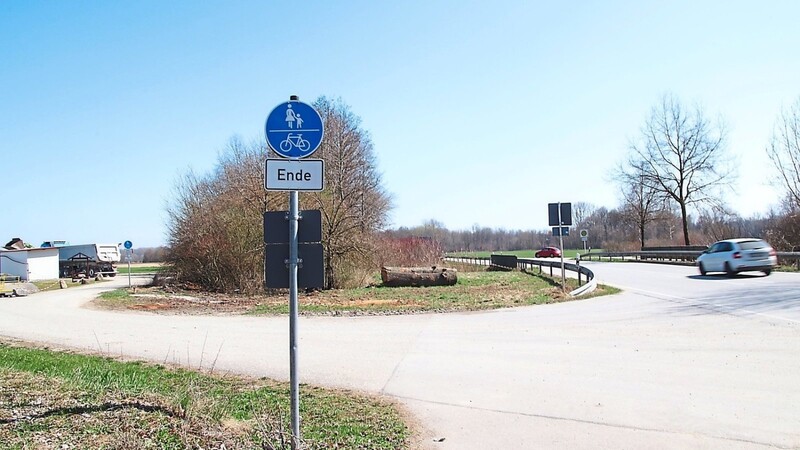 Vor der Brücke über den Längenmühlbach endet der Radweg entlang der St2325 und führt stattdessen weiter hinten an den Feldern entlang.