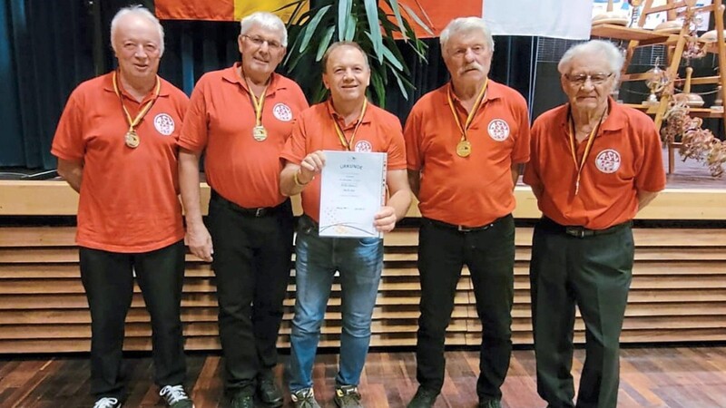 Die Chamer Bossler Hans Plötz, Josef Gruber, Josef Gmach, Max Daniel und Mannschaftsführer Hans Macht verteidigten in Bischofsheim bei Mainz ihren Deutschen Meistertitel.