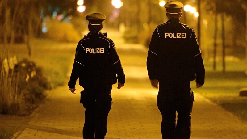 Polizisten mussten ein Mann in Regensburg festnehmen. (Symbolbild)