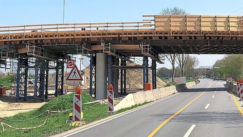 Die Arbeiten an der Brücke über die Bundesstraße B11 im Landkreis Landshut gehen weiter.