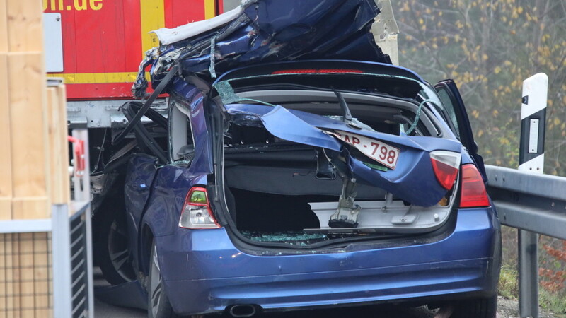 Die Insassen des Unfallwagens wurden geborgen, obwohl das Auto noch unter dem Lastwagen eingeklemmt war.
