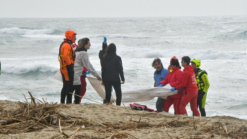 Rettungskräfte im Einsatz am Strand in der Nähe von Cutro, Süditalien.