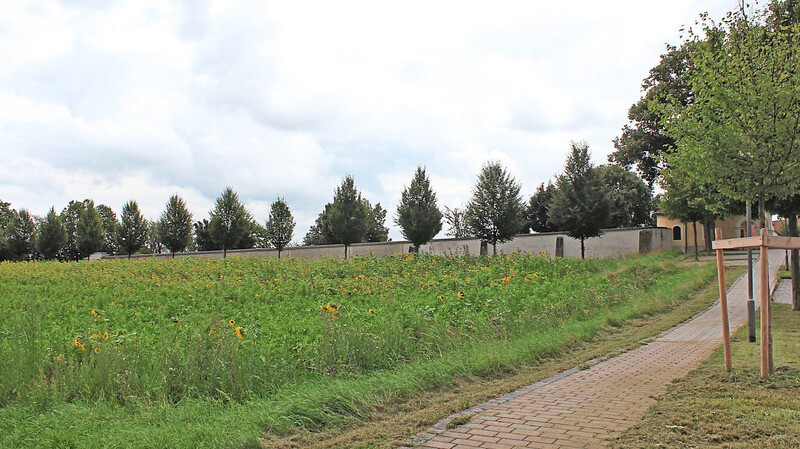 Das Feld neben dem Friedhof, auf dem heute vor allem Sonnenblumen blühen, gilt als Bodendenkmal. Dort wurden Spuren einer vor- und frühgeschichtlichen Siedlung gefunden.