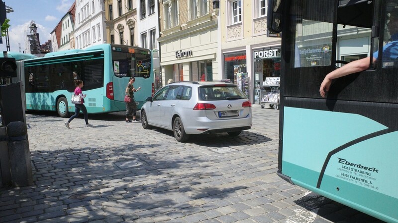 Stadtbusse und auch wieder Autos fahren seit Anfang April wie früher ohne Poller über den Stadtplatz.