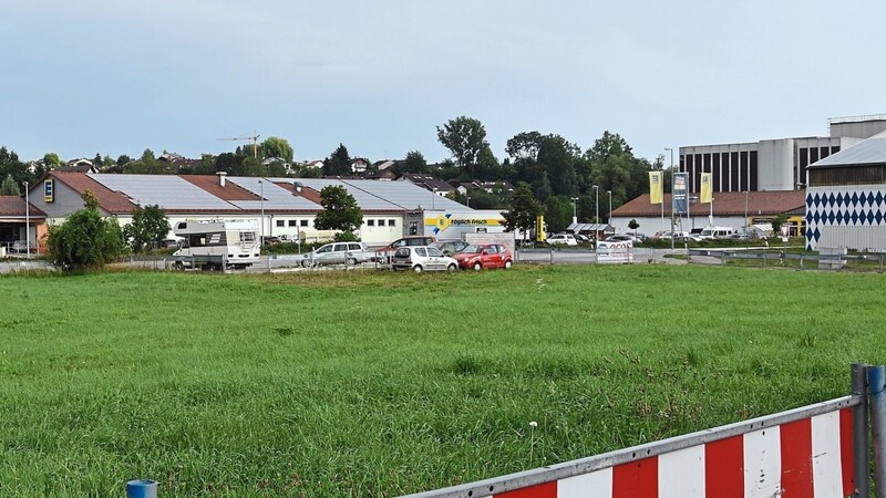 Auf diesem Grundstück (im Bild rechts) gegenüber den Supermärkten an der Mainburger Straße soll eine Waschanlage für Autos entstehen. Der Bauausschuss des Marktrats erteilte dem Vorhaben in seiner jüngsten Sitzung das gemeindliche Einvernehmen.