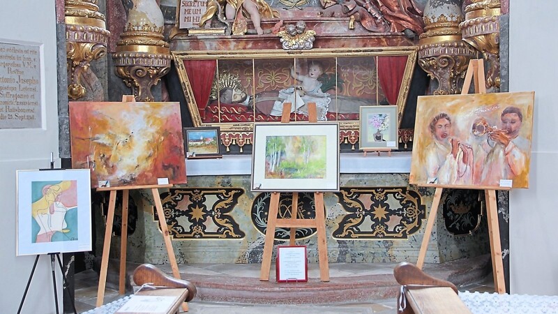 Der Rahmen für die Exponate: Alte Kirchenkunst in Symbiose mit dem Ausdruck der heutigen Kunstschaffenden.