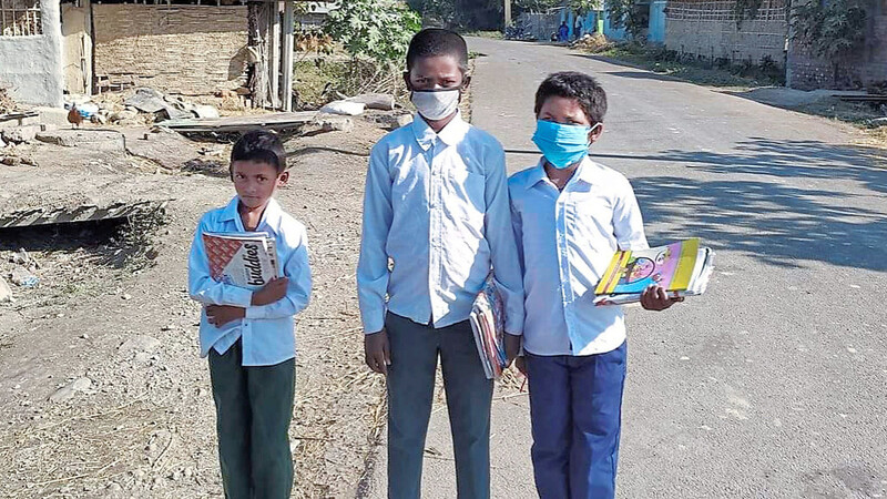 Kinder auf dem Weg zur Schule. Der Verein Kinderhilfe Nepal ermöglicht Kindern einen Schulbesuch und hilft ihren von der Corona-Pandemie gebeutelten Familien.