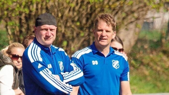 Ein eingespieltes Team: Co-Trainer Andreas Willam und Dirk Steger stehen am Spielfeldrand.