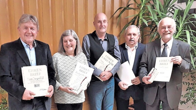 Für 40 bzw. 50 Jahre Mitgliedschaft im Lehrerverband wurden geehrt: Hans Trißl, Brunhilde Birnbeck, Hanns Seidl, Anton Liegert und Alfred Schön.