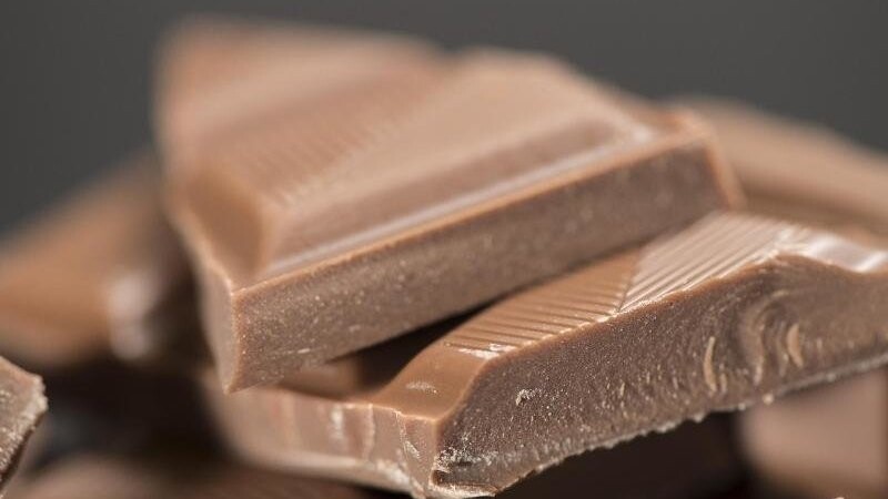 In Mainburg hat ein Dieb circa 500 Tafeln Schokolade gestohlen. (Symbolbild)