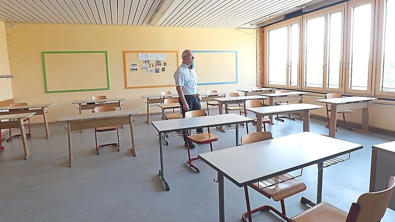 Seit 2015 wird das 1978 gebaute Hans-Leinberger-Gymnasium bei laufendem Betrieb generalsaniert. Aktuell werden unter anderem die Klassenzimmer im Nordtrakt erneuert. Das linke Foto zeigt Oberbürgermeister Alexander Putz in einem alten Klassenzimmer, das rechte in einem neuen.