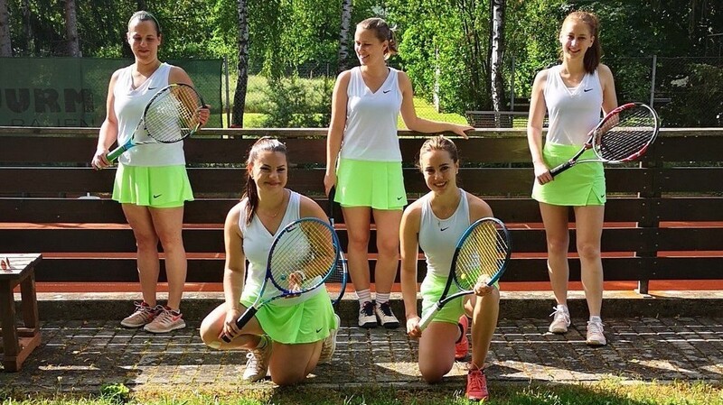Die Damen II des TC Grün-Weiß Dingolfing konnten, wie viele des Dingolfinger Tennisvereins, mit einem Sieg in die neue Saison starten: Melanie Eder (von links), Lena Grabmeier, Simone Reif, Jasmin Reif und Sophia Detterbeck.