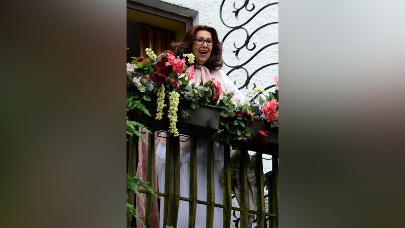 Die Jubilarin nahm die Glückwünsche zunächst vom Balkon aus entgegen.