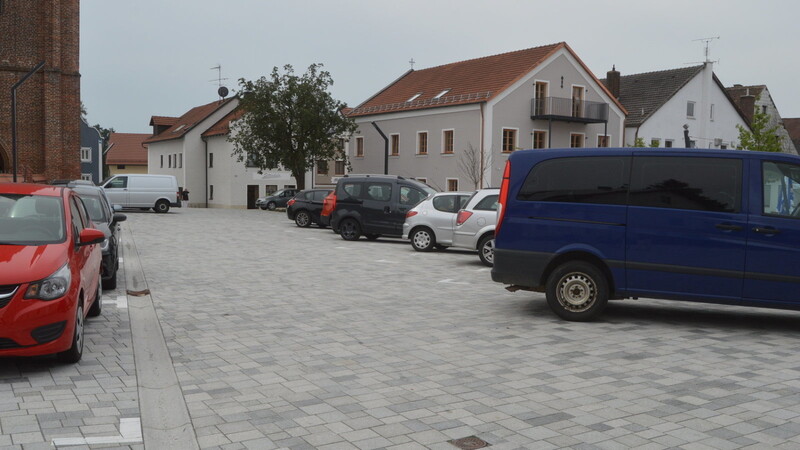 Die parkenden Autos vor dem Wassertisch auf dem aufwendig neu gestalteten Kirchplatz scheiden die Geister: störend oder notwendiger Parkraum?