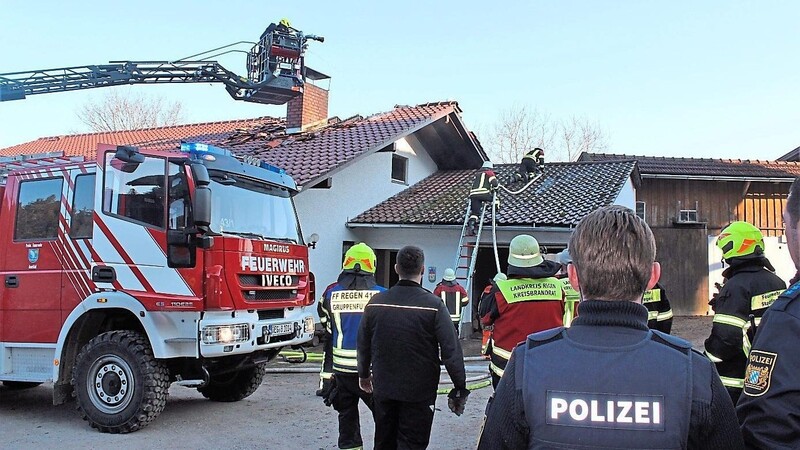 Sechs Feuerwehren rückten am Donnerstagnachmittag zu einem Dachstuhlbrand in der Gemeinde Böbrach aus.