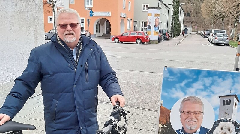 Richard Eder mit seinem mobilen Wahlplakat an der Peter-und-Paul-Kirche an der Niedermayerstraße.