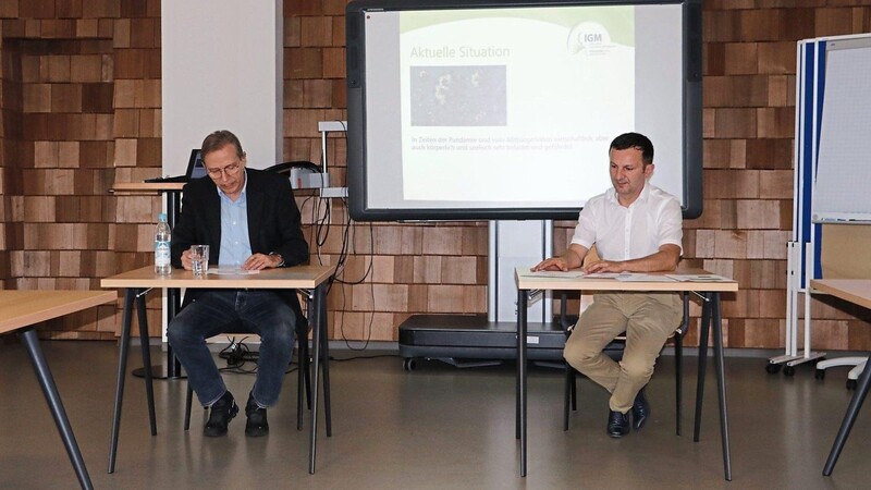 Prof. Dr. Erich Wühr (li.) und Bürgermeister Markus Hofmann stellten am Donnerstag ein besonderes Angebot im Rahmen des IGM-Lebensstilprogramms vor.