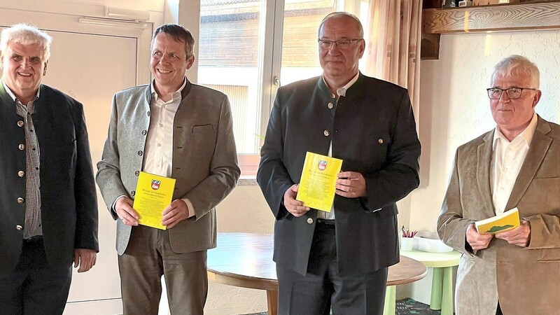 Die ersten Exemplare überreichte Hubert Perlinger vom Verlag Perlinger (links) an Vizebürgermeister Martin Frank (Zweiter von links), Landrat Franz Löffler (Zweiter von rechts) und den Sprecher des Arbeitskreises Heimatforschung Hans Wrba (rechts).