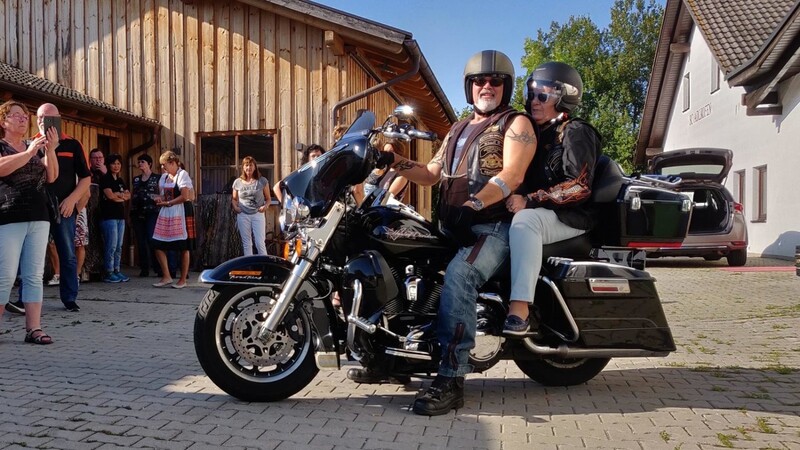 Margit Buchners Platz auf der Harley Davidson ist gut gepolstert und bequem - trotzdem hofft Willie Geiger mit einem Augenzwinkern auf möglichst viel Körperkontakt: "Gut einhalten! Alles was zum Derwischen ist - festhalten."