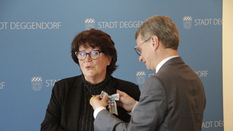 Oberbürgermeisterin a.D. Anna Eder erhielt den Bayerischen Verdienstorden.