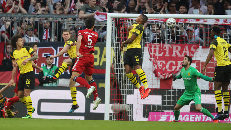 Mats Hummels (m.) köpft das 1:0 gegen Borussia Dortmund.