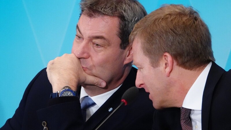 Ministerpräsident Markus Söder (l.) und BMW-Vorstandschef Oliver Zipse während der Pressekonferenz zum "Zukunftsforum Automobil".