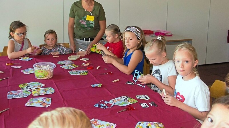 Bianca Schrögmeier gestaltete mit den Kindern hübsche Karten.