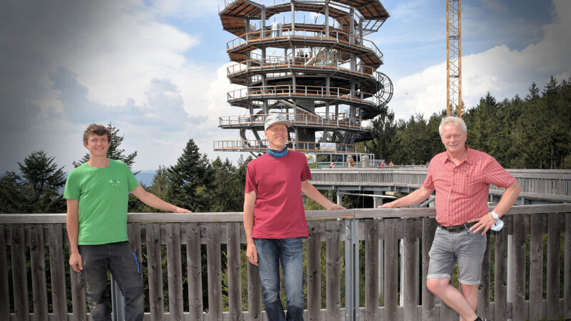MdB Alois Rainer (rechts) besucht auf seiner Sommertour das neue Bauvorhaben am Waldwipfelweg in Maibrunn von Martin Six (Mitte) und Junior Felix Six.