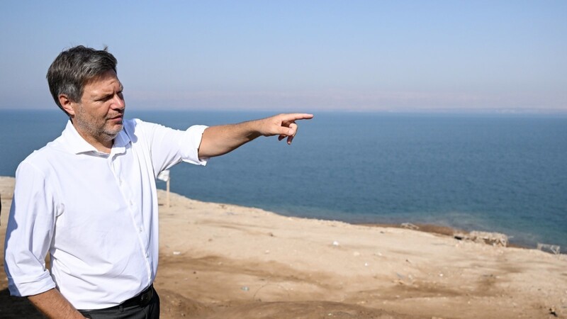 Wirtschaftsminister Robert Habeck spricht über den sinkenden Wasserspiegel an der Wasserkante am Toten Meer.