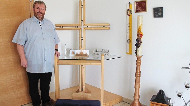Diesen Betstuhl hat Pfarrer Albert Hölzl von einem Freund zu seiner Primiz bekommen, die er am 7. Juli 2002 in seiner Heimatpfarrei Glaubendorf gefeiert hatte.