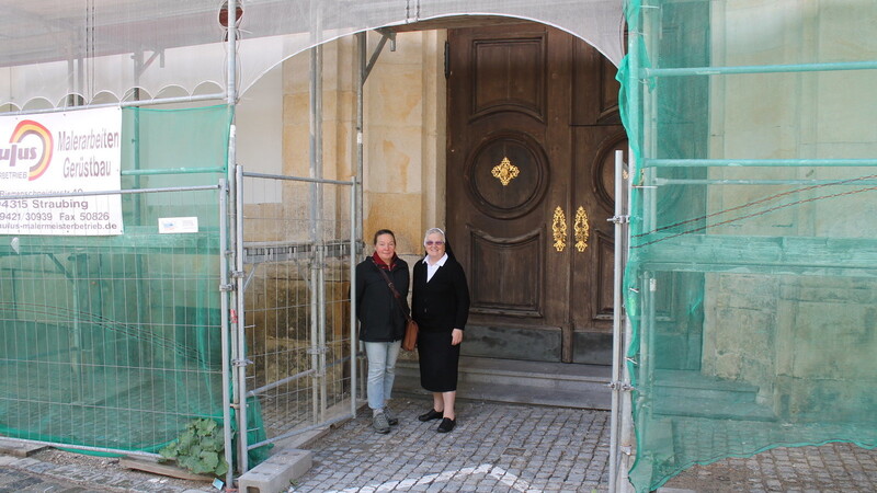 Oberin Schwester Judith Reis mit Architektin Monika Dietrich vor dem Kirchenportal