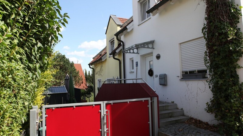 Claudia und Marc Hoffmann vermieten ihre bislang selbst bewohnte Doppelhaushälfte am Holzacker 11 a (gelber Gebäudeteil im Hintergrund) an das Landratsamt als dezentrale Asylbewerberunterkunft. (Foto: gt)