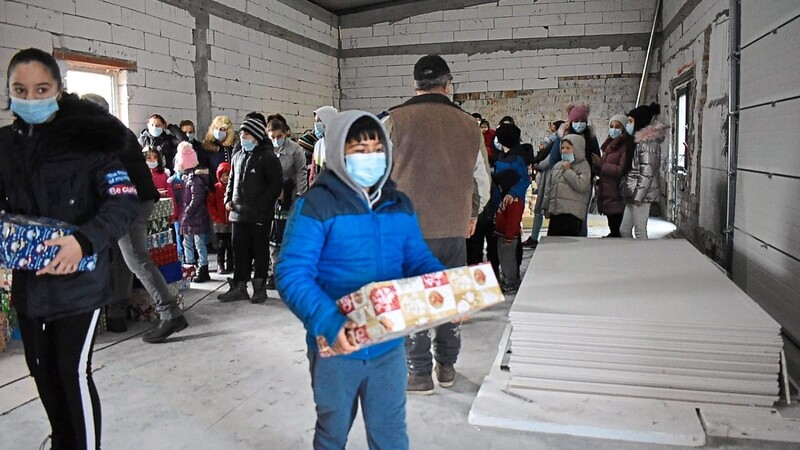 Bei der Verteilung: Knapp 1 600 Päckchen wurden im Rahmen der Weihnachtsaktion gesammelt und in mehrere Gemeinden nach Rumänen gebracht.