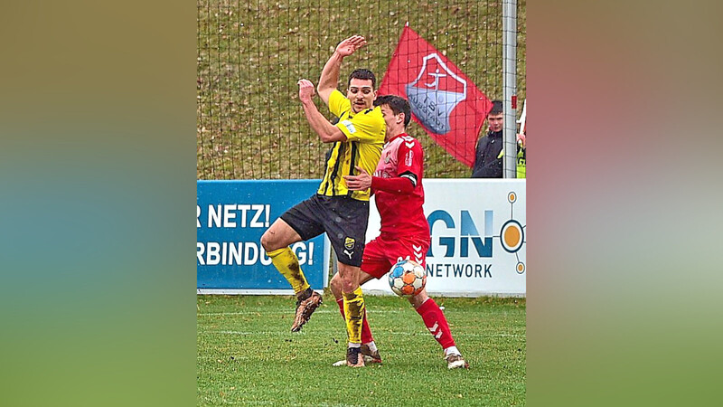 Andreas Jünger (in Gelb), der mit Ben Müller um den Ball kämpft, erzielte den 1:0-Siegtreffer der Vilzinger beim TSV Aubstadt.  Foto: Dirk Meier