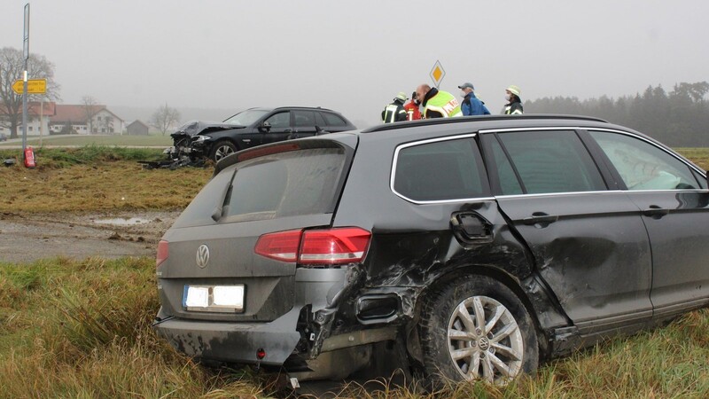Erheblichen Sachschaden, aber zum Glück nur zwei leichtverletzte Personen, waren die Folgen eines Verkehrsunfalles auf der St 2112 Arnstorf-Pfarrkirchen auf Höhe der Abzweigung PAN 39 in Richtung Mitterhausen.