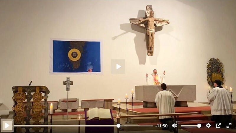 Ein Ausschnitt aus dem Video: Pfarrer Holger Kruschina am Altar der Pankratiuskirche.