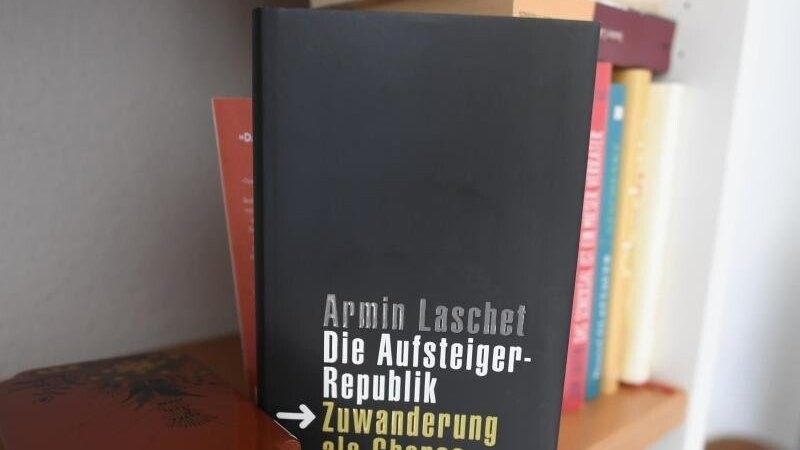Das Buch von Armin Laschet: "Die Aufsteiger Republik - Zuwanderung als Chance".